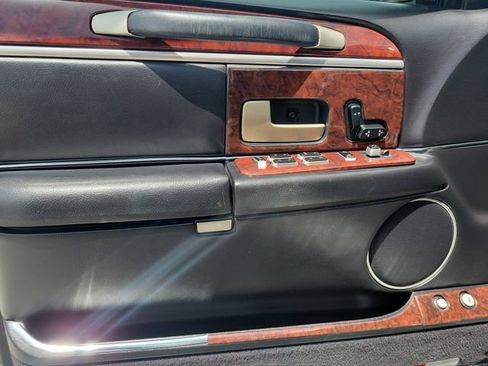 Used 2004 Lincoln Town Car Signature RWD image 19