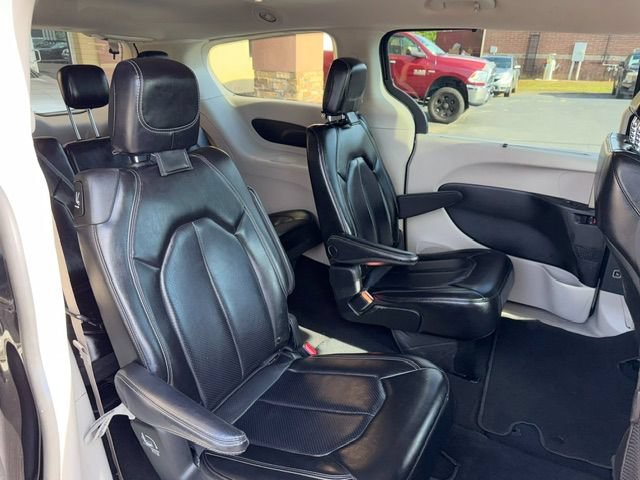 Used 2023 Chrysler Pacifica Touring-L FWD image 17