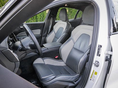 Used 2022 Volvo S60 T8 R-Design image 16