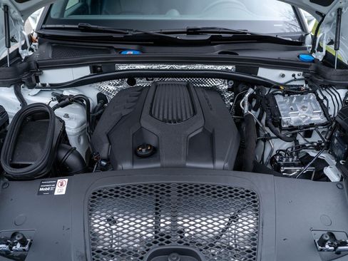 Certified 2025 Porsche Macan AWD/4WD image 18
