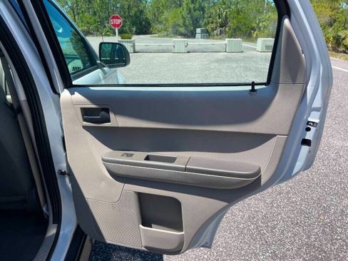 Used 2009 Ford Escape XLS FWD image 15