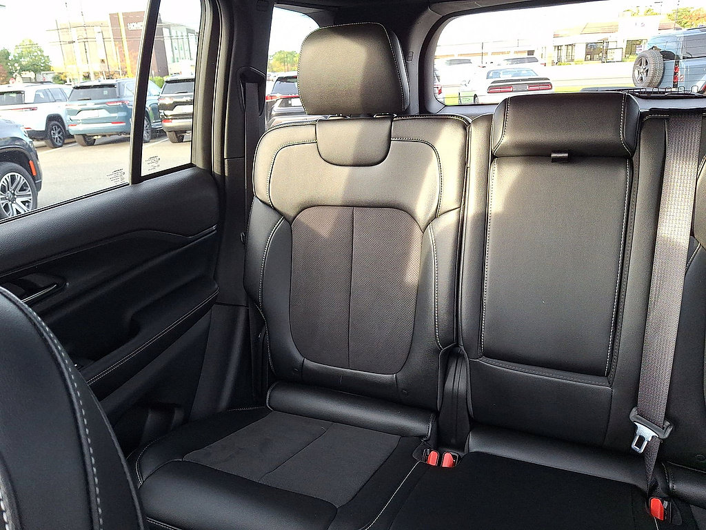 Used 2024 Jeep Grand Cherokee Altitude AWD/4WD image 12