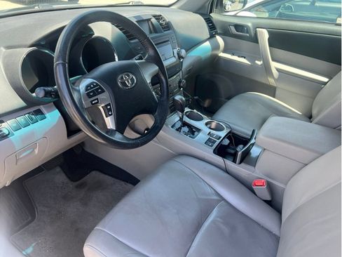 Used 2011 Toyota Highlander SE w/ Tow Pkg AWD/4WD image 6