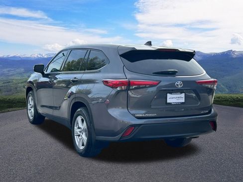 Used 2022 Toyota Highlander LE image 3