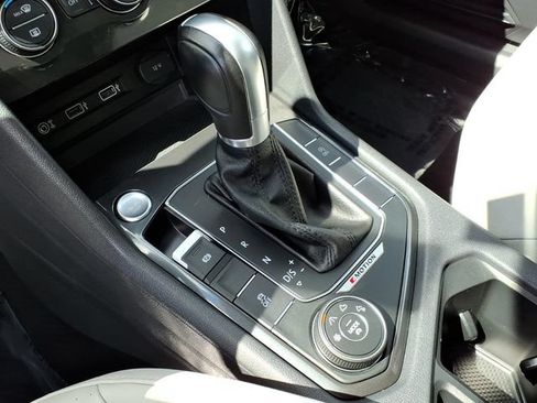 Used 2018 Volkswagen Tiguan SE AWD/4WD image 19