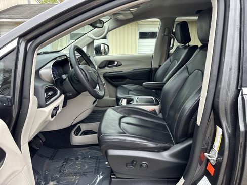 Used 2023 Chrysler Pacifica Touring-L FWD image 14