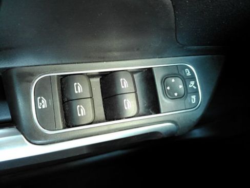 Used 2021 Mercedes-Benz GLB 250 w/ Premium Package image 32