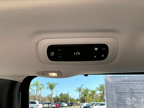 Used 2018 Chrysler Pacifica Limited w/ Tire & Wheel Group FWD image 32