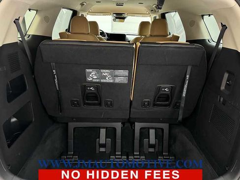 Used 2022 Kia Carnival EX image 17