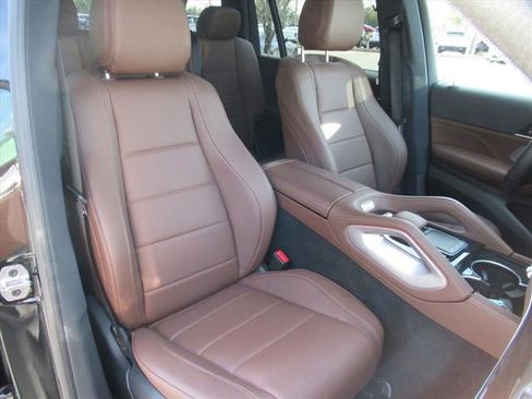 Used 2025 Mercedes-Benz GLS 450 4MATIC image 9