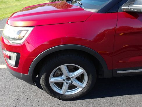 Used 2017 Ford Explorer XLT w/ Equipment Group 202A AWD/4WD image 32