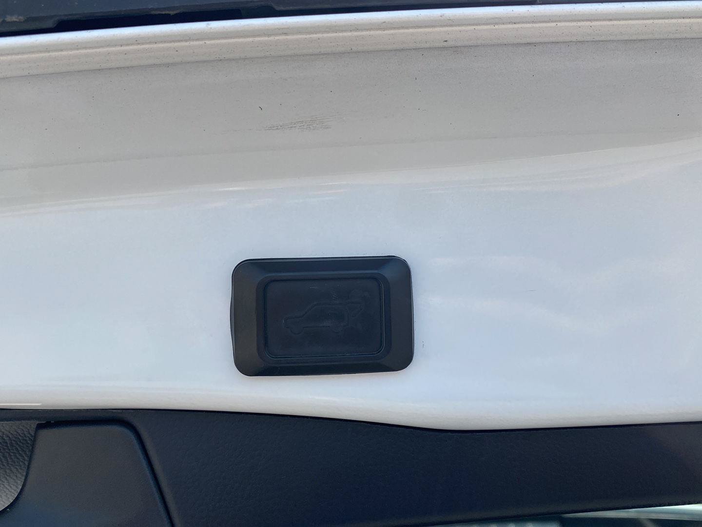 Used 2020 Toyota RAV4 XLE Premium FWD image 27