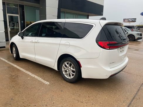 Used 2023 Chrysler Pacifica Touring FWD image 5