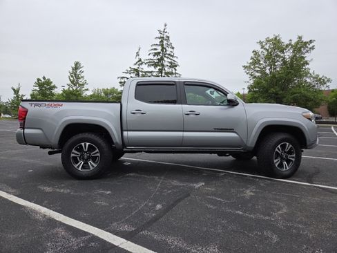 Used 2017 Toyota Tacoma TRD Sport AWD/4WD image 24