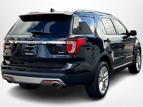 Used 2017 Ford Explorer XLT w/ XLT Technology Feature Bundle image 5