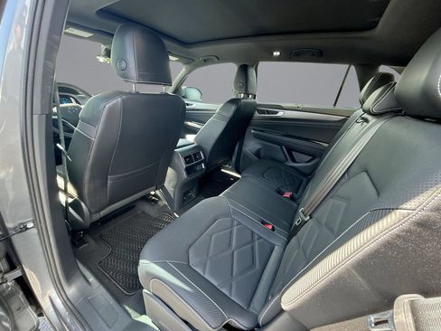 Used 2024 Volkswagen Atlas Cross Sport SE w/ Panoramic Sunroof Package FWD image 9
