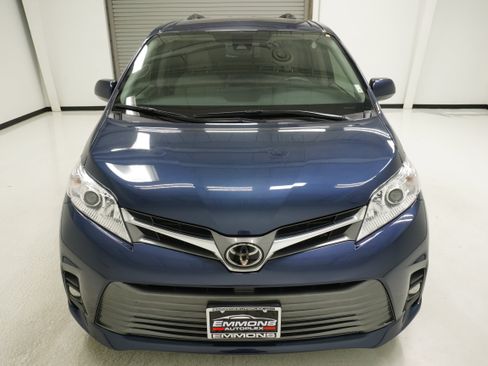 Used 2020 Toyota Sienna XLE w/ XLE Navigation Package FWD image 2