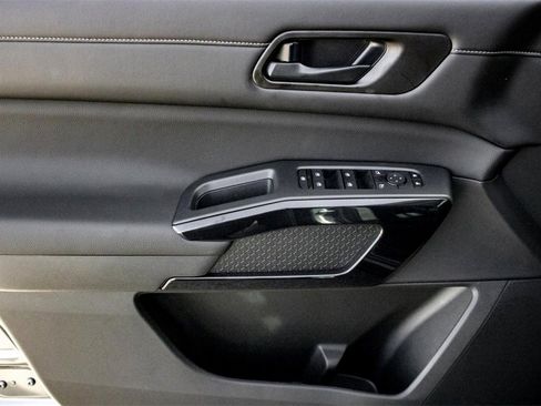 New 2025 Nissan Pathfinder S image 7