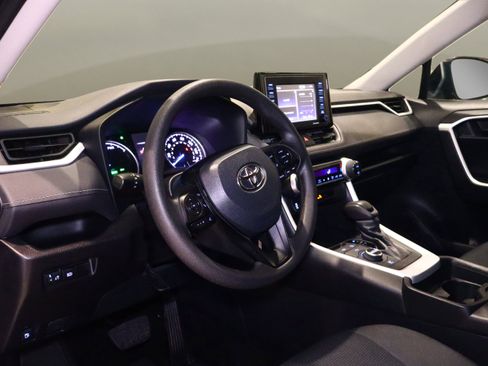 Used 2021 Toyota RAV4 LE image 10