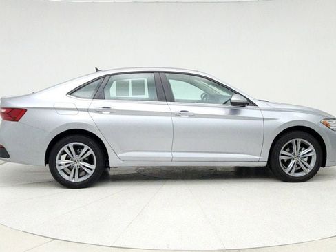 Used 2024 Volkswagen Jetta SE image 4