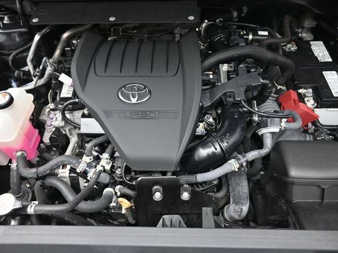 Used 2024 Toyota Highlander XLE FWD image 31