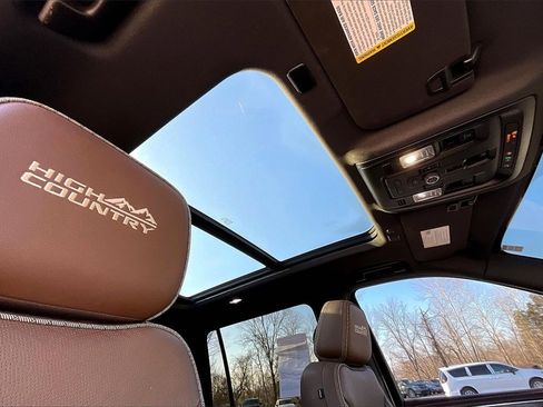 Used 2023 Chevrolet Suburban High Country image 21