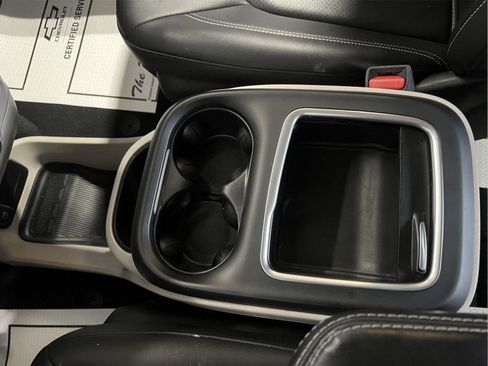 Used 2024 Chrysler Pacifica Touring-L FWD image 18