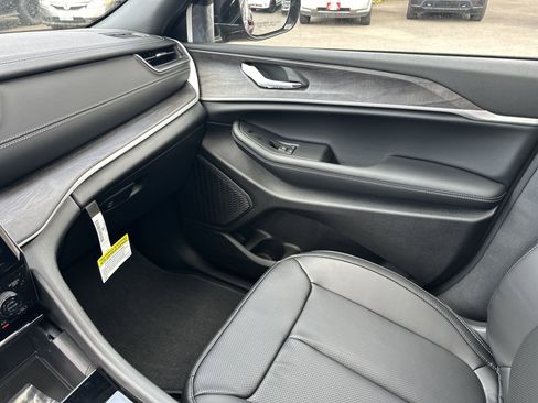 New 2025 Jeep Grand Cherokee Limited w/ Luxury Tech Group II AWD/4WD image 24