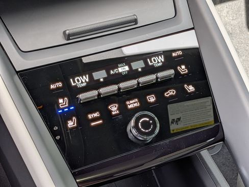 Certified 2025 Porsche Macan 4S Electric AWD/4WD image 17