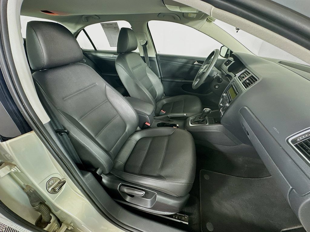 Used 2011 Volkswagen Jetta SE FWD image 28