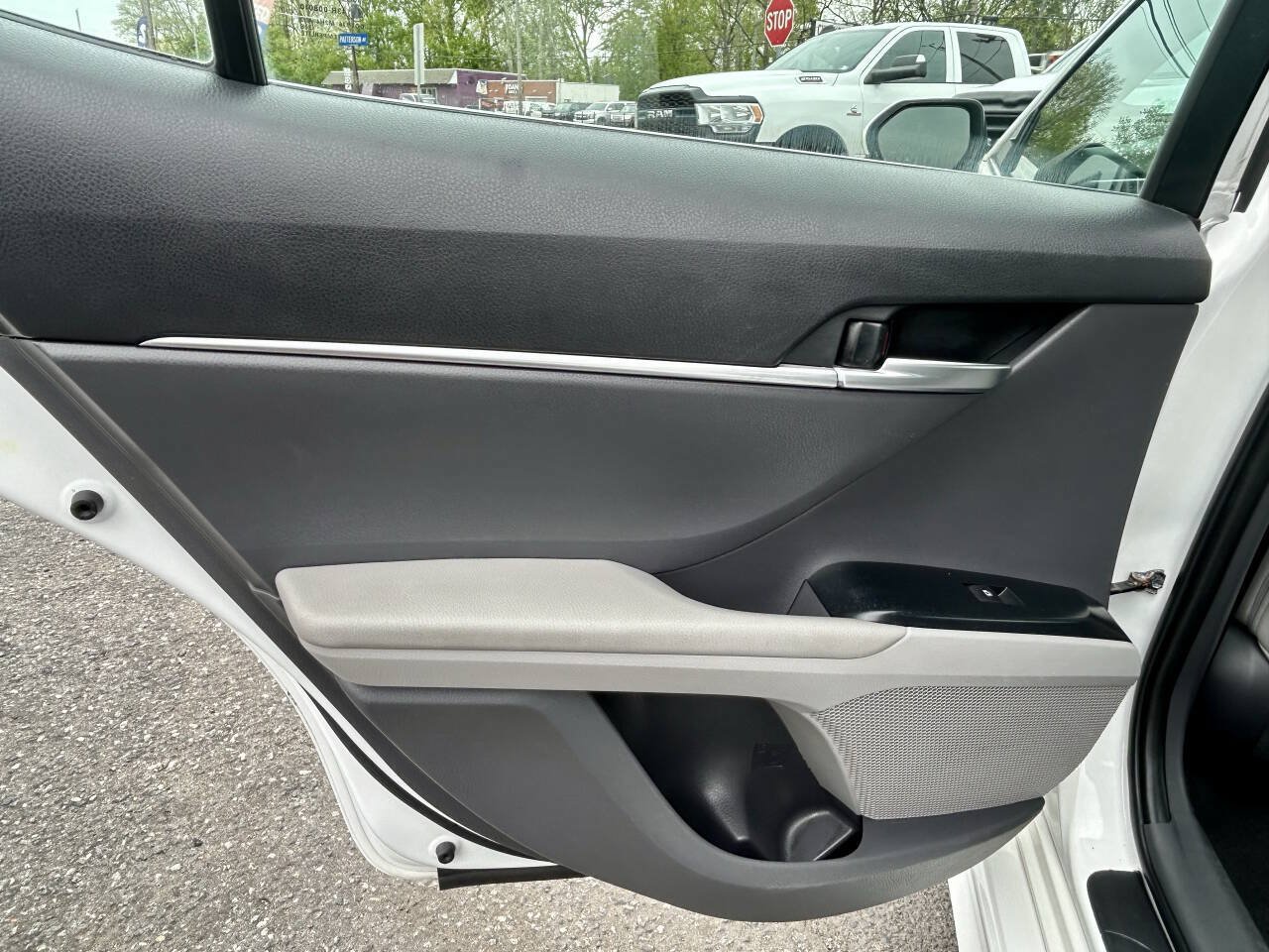 Used 2018 Toyota Camry SE FWD image 12