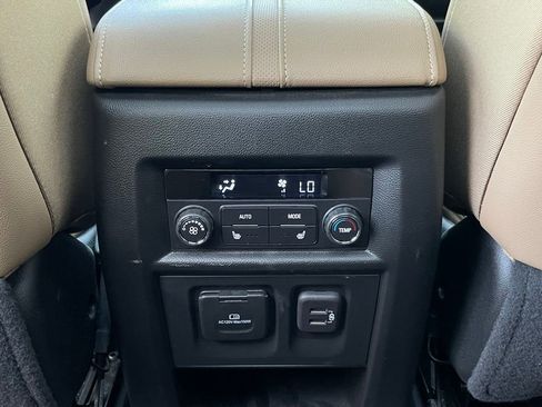 Used 2023 Chevrolet Traverse Premier FWD image 31