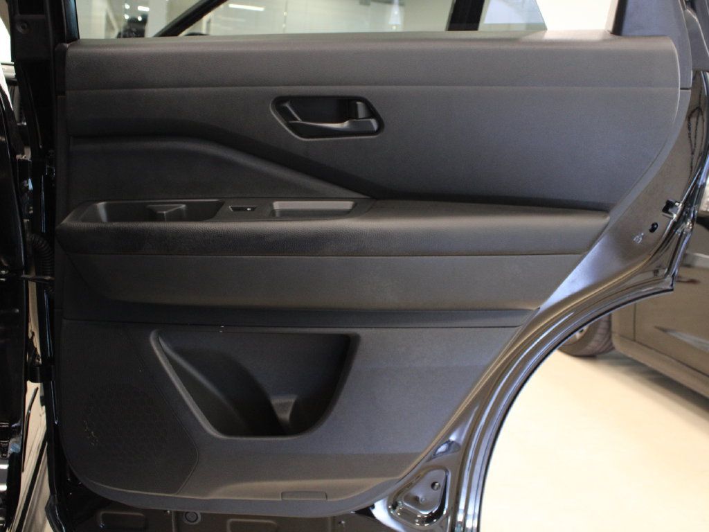 Used 2024 Nissan Pathfinder SV FWD image 32
