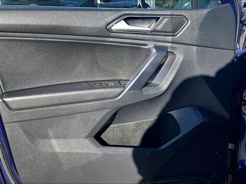 Used 2021 Volkswagen Tiguan SE w/ Panoramic Sunroof Package image 9