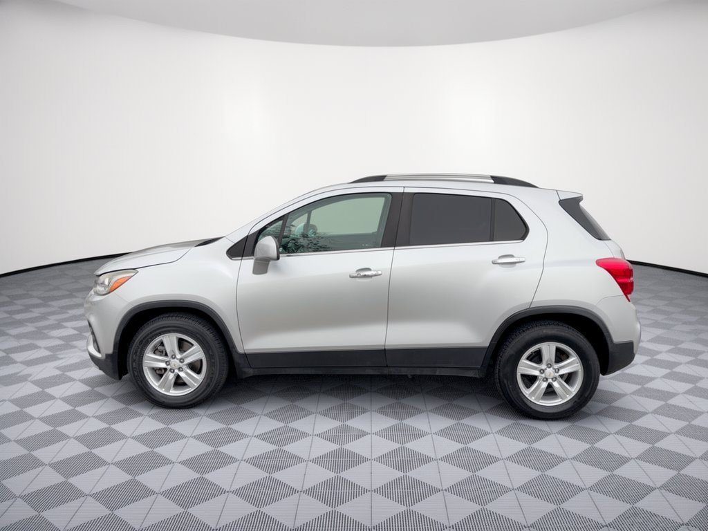 Used 2018 Chevrolet Trax LT w/ LT Convenience Package FWD image 2