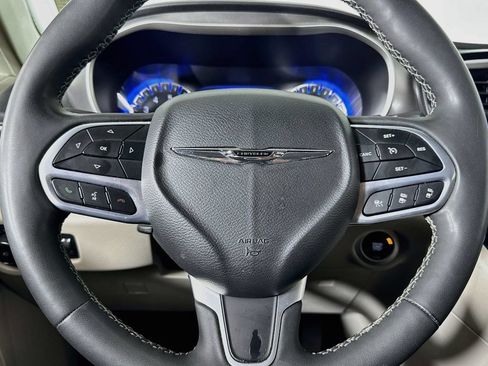 Used 2023 Chrysler Pacifica Touring-L FWD image 37