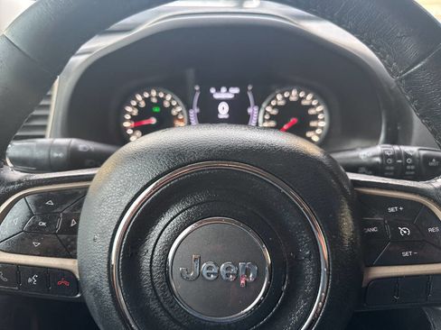 Used 2017 Jeep Renegade Latitude AWD/4WD image 10