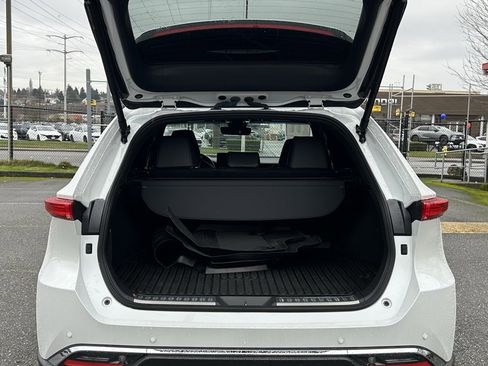 Certified 2024 Toyota Venza XLE image 24