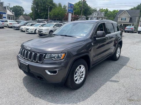 Used 2019 Jeep Grand Cherokee Laredo AWD/4WD image 2