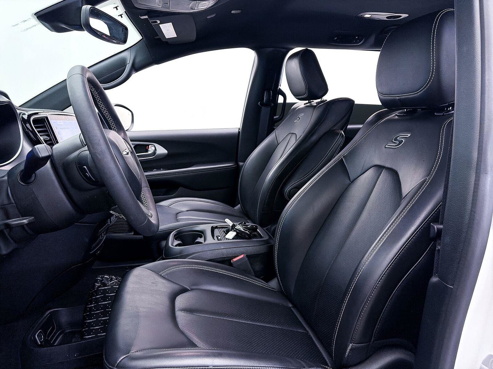 Used 2023 Chrysler Pacifica Touring-L w/ Uconnect Theater Family Group FWD image 19