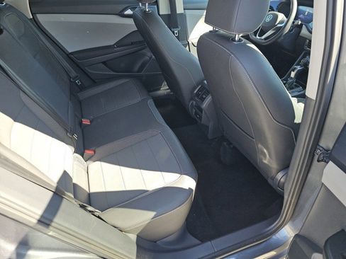Used 2024 Volkswagen Taos SE FWD image 5