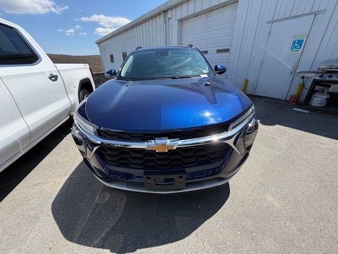 Used 2024 Chevrolet Trax LT w/ Sunroof Package FWD image 8