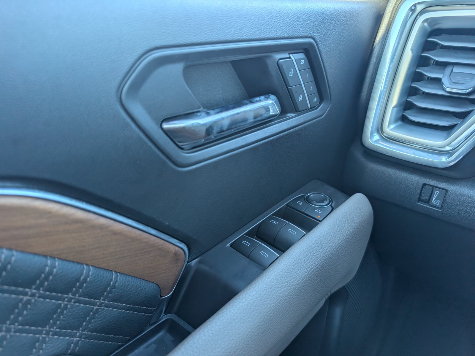 Used 2023 GMC Canyon Denali AWD/4WD image 18