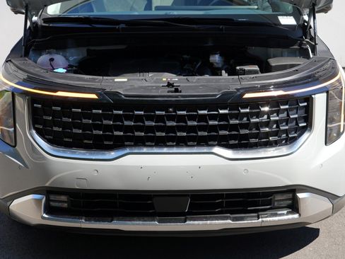 Used 2025 Kia Carnival SX FWD image 8