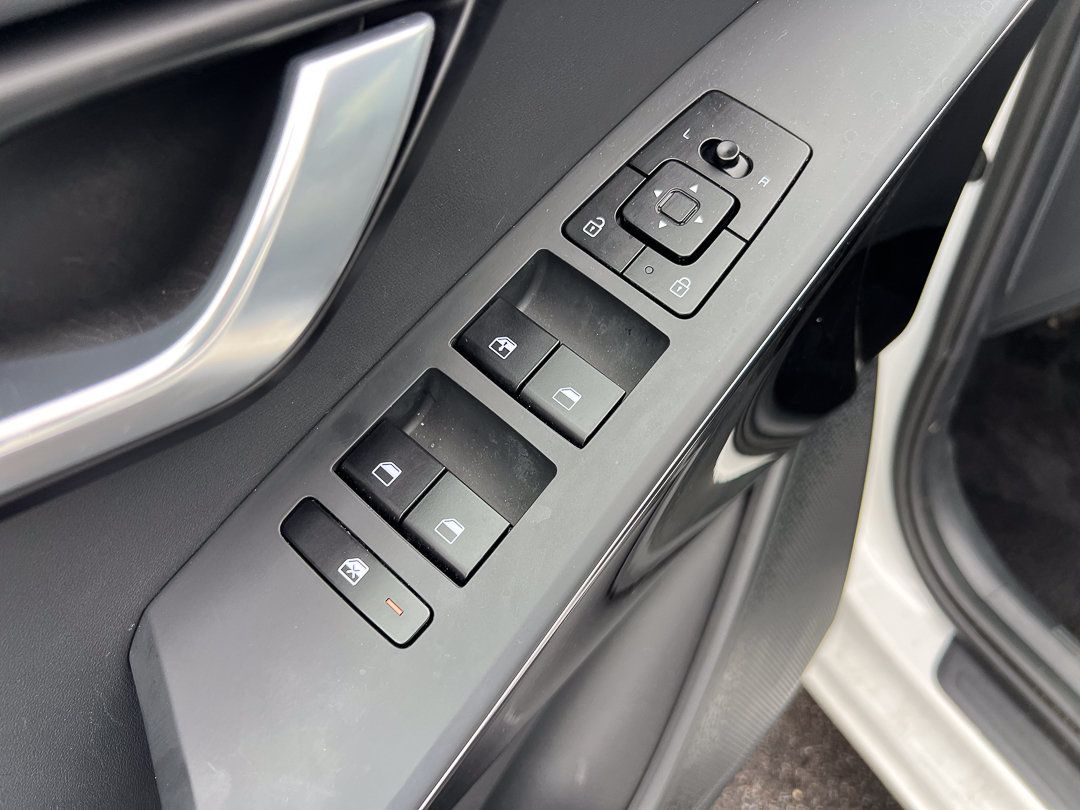 Used 2024 Kia Niro EX w/ EX Cold Weather Package FWD image 16