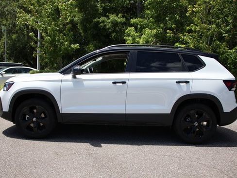 New 2025 Volkswagen Taos SE image 4