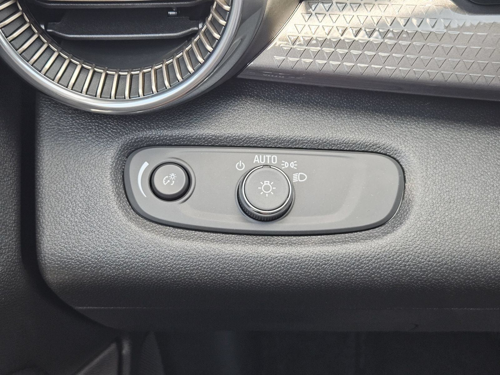 New 2026 Chevrolet Trax ACTIV w/ Sunroof Package FWD image 23