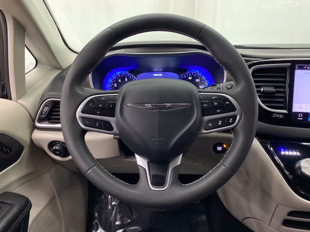 Used 2024 Chrysler Pacifica Touring-L FWD image 19