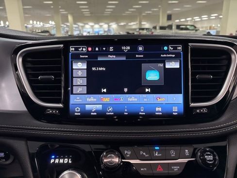 Used 2025 Chrysler Pacifica Limited image 22