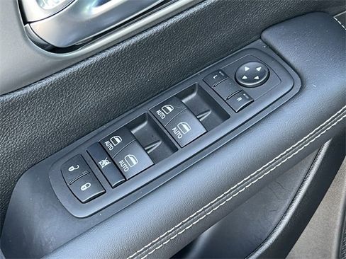 Certified 2026 Chrysler Pacifica Select w/ S Appearance Package image 18